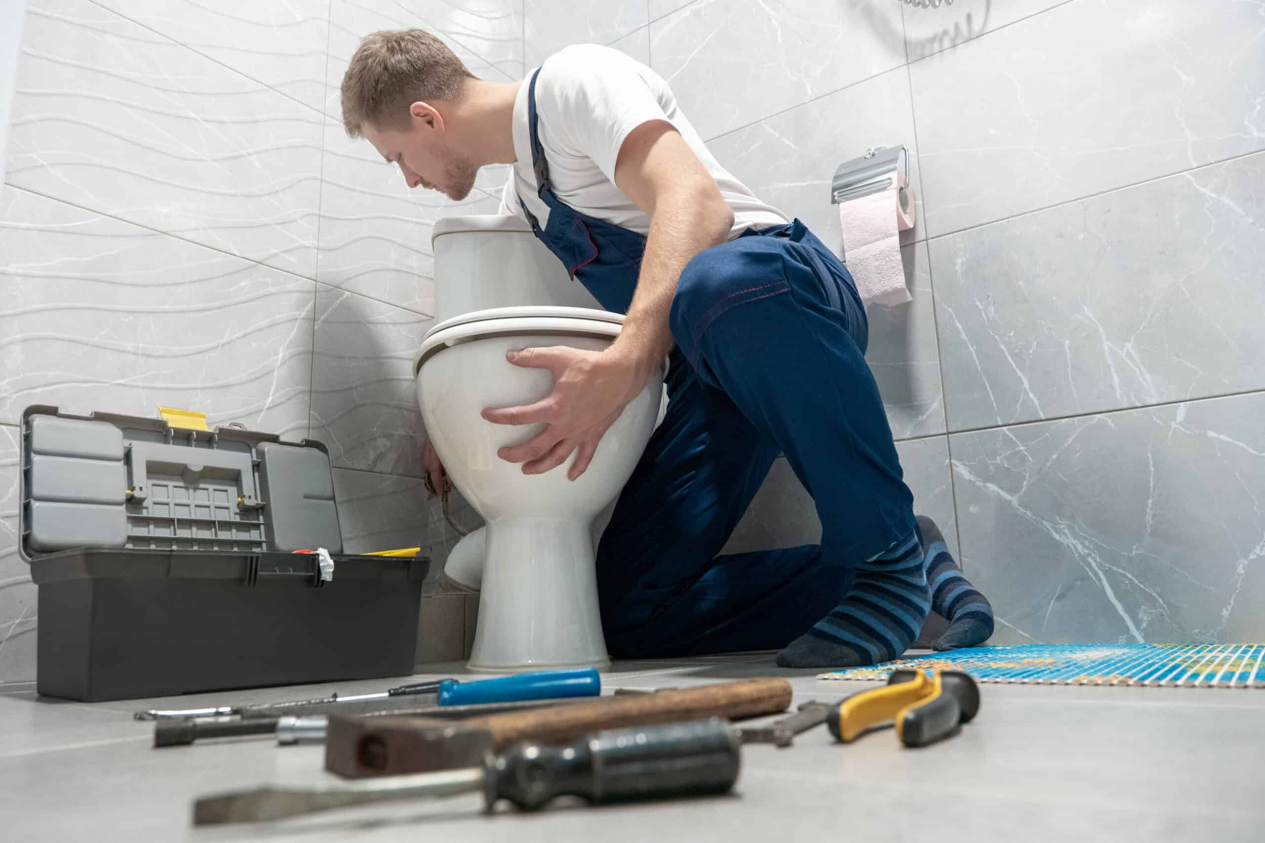 Vízszerelő mosdókagyló és WC csere közben Budapesten WC, mosdó, kád vagy zuhanyzó cseréje – vízszerelő munka Budapest